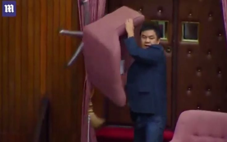 Άγριο ξύλο μέσα στη βουλή της… Ταϊβάν – Δείτε το βίντεο